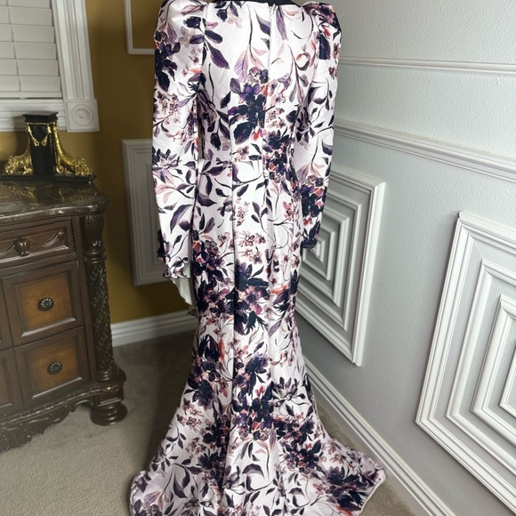 Badgley Mischka
Floral Flounce Hem Gown - Picture 16 of 16